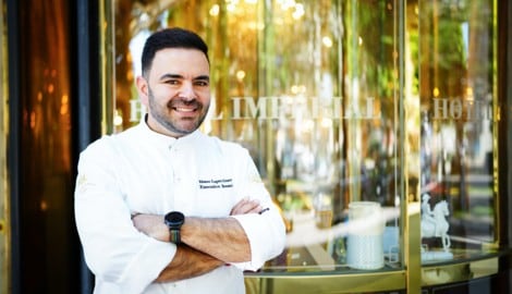 Vor dem glanzvollen Hotel-Entrée – der neue Sous-Chef Mateo Lopez.