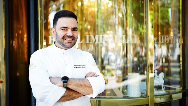 Vor dem glanzvollen Hotel-Entrée – der neue Sous-Chef Mateo Lopez.