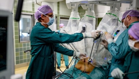 OP-Tisch: Die vier Roboterarme docken am Patienten an.
