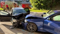 Die beiden Fahrzeuge wurden bei der Kollision schwer beschädigt.