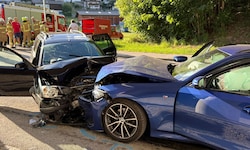 Die beiden Fahrzeuge wurden bei der Kollision schwer beschädigt.