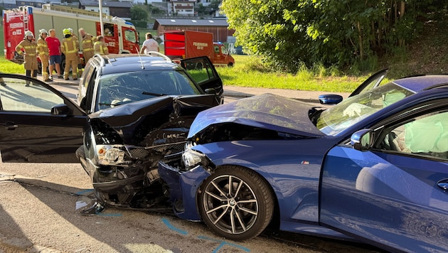 Die beiden Fahrzeuge wurden bei der Kollision schwer beschädigt.