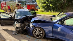 Die beiden Fahrzeuge wurden bei der Kollision schwer beschädigt.