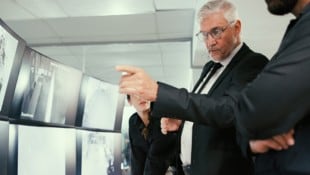 Lückenlose Kontrolle, grenzenlose Macht? Ganz so ist es in der Realität nicht: Nur, weil etwas ...