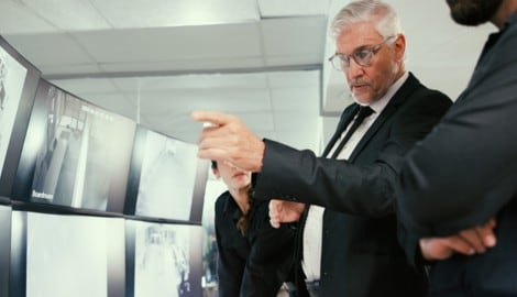 Lückenlose Kontrolle, grenzenlose Macht? Ganz so ist es in der Realität nicht: Nur, weil etwas ...