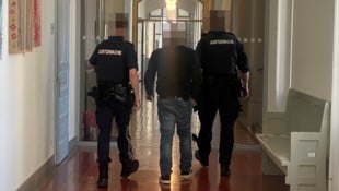 Der Angeklagte wurde von den Beamten der Justizwache in den Gerichtssaal gebracht.