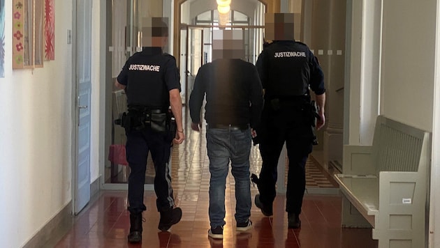 Der Angeklagte wurde von den Beamten der Justizwache in den Gerichtssaal gebracht.