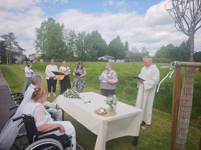 Der Pastoralassistent gestaltete die Zeremonie laut Brigitte sehr einfühlsam, auch ein Chor ...