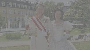 Kaiser und Kaiserin begrüßen die Besucher beim Biedermeierfest in Bad Gleichenberg
