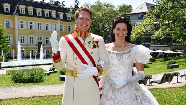 Kaiser und Kaiserin begrüßen die Besucher beim Biedermeierfest in Bad Gleichenberg