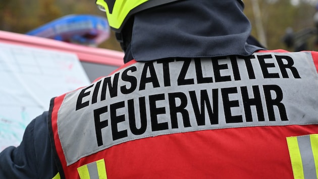 Insgesamt elf Feuerwehren stehen aktuell im Einsatz (Symbolbild).