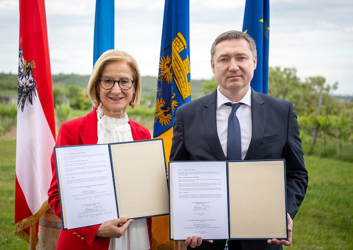 Landeshauptfrau Mikl-Leitner und Gouverneur Kozytskyj aus Lemberg unterzeichneten die ...