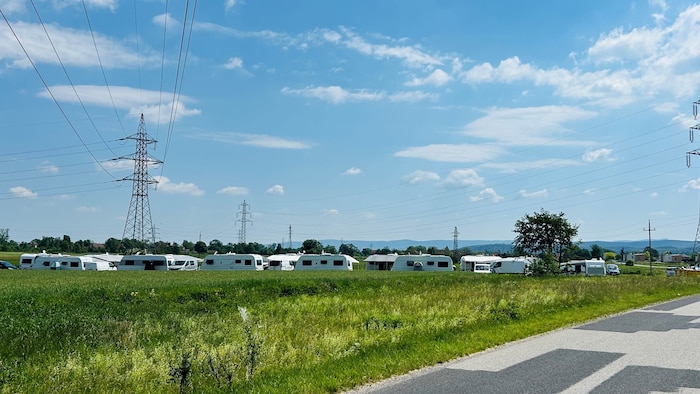 Etwa 30 Wohnwägen stehen derzeit auf einem Feld zwischen Neunkirchen und Natschbach.