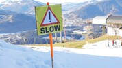 Solche Hinweistafeln zur Reduzierung des Tempos soll der Skifahrer missachtet haben (Symbolbild)