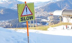 Solche Hinweistafeln zur Reduzierung des Tempos soll der Skifahrer missachtet haben (Symbolbild)