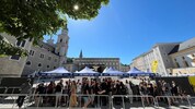 Erste Menschen versammeltenn sich bereits zum kollektiven Warten. 