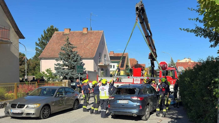 Die Feuerwehr stellte das Unfallfahrzeug wieder auf die Räder und transportierte es ab.
