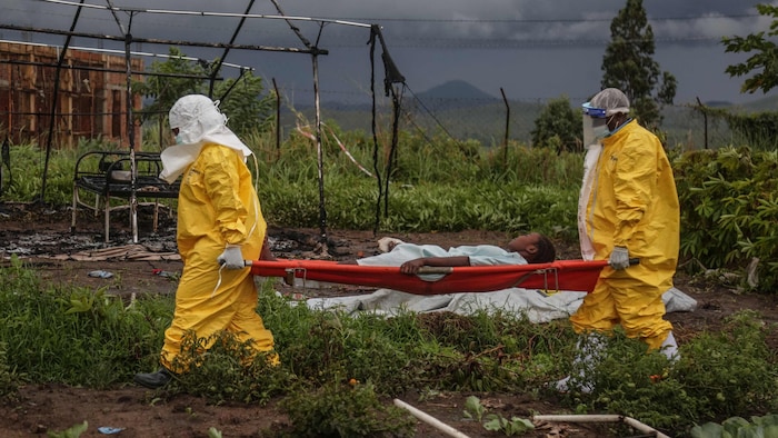 Ein Ebola-Patient in der Demokratischen Republik Kongo auf dem Weg ins Krankenhaus