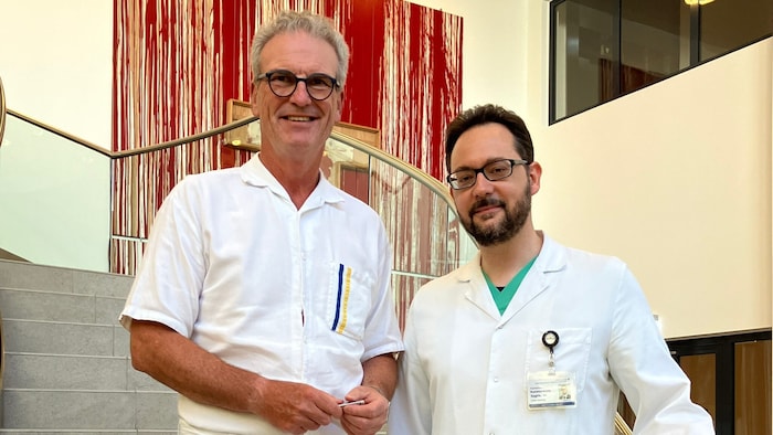 Der Ärztliche Direktor Prim. Dr. Ronald Zwrtek (links) freut sich, dass Sagris schon nach kurzer ...