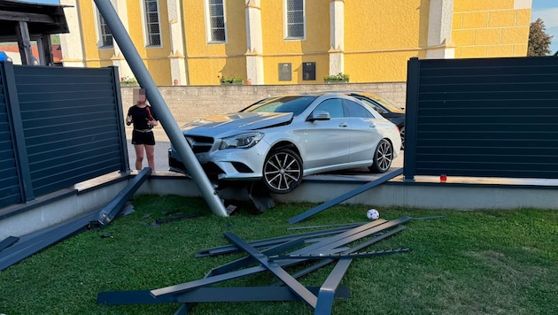 Der Mercedes wurde beim Unfall erheblich beschädigt.