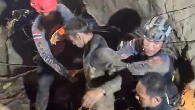 Dieser Mann hat die extrem schwierige und gefährliche Bergung aus der Höhle geschafft.