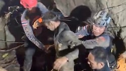 Dieser Mann hat die extrem schwierige und gefährliche Bergung aus der Höhle geschafft.