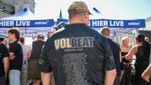 Ungewohnter Anblick: Menschen in Volbeat-Fanbekleidung säumten die unzähligen Gassen und Plätze ...