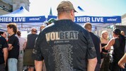 Ungewohnter Anblick: Menschen in Volbeat-Fanbekleidung säumten die unzähligen Gassen und Plätze ...