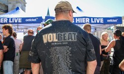 Ungewohnter Anblick: Menschen in Volbeat-Fanbekleidung säumten die unzähligen Gassen und Plätze ...
