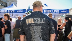 Ungewohnter Anblick: Menschen in Volbeat-Fanbekleidung säumten die unzähligen Gassen und Plätze ...