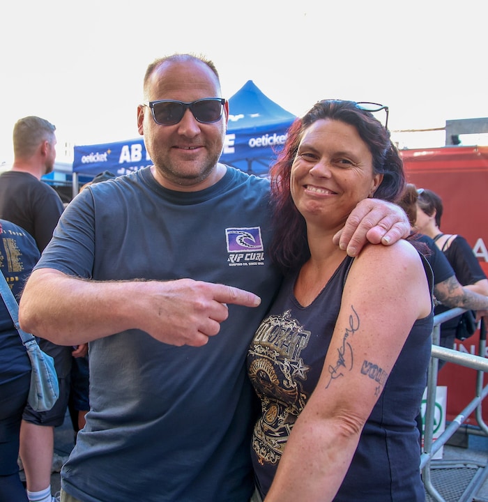 Corinna van Husen (im Bild mit Ehemann Jens) präsentierte stolz ihre Band-Tattoos: „Das ist ...