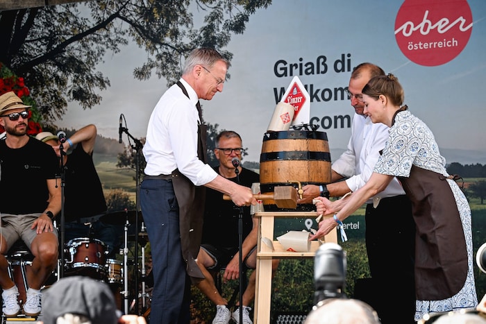 LH Thomas Stelzer benötigte ein paar Schläge, bis das Bier floss. Dabei ging ein Krug zu Bruch.