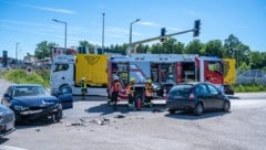 Bei dem Unfall wurde eine Frau verletzt, Bundesheer-Sanitäter halfen ihr.