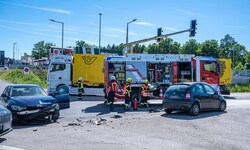 Bei dem Unfall wurde eine Frau verletzt, Bundesheer-Sanitäter halfen ihr.