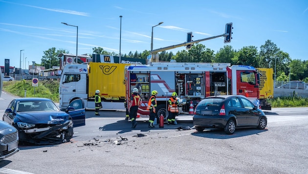 Bei dem Unfall wurde eine Frau verletzt, Bundesheer-Sanitäter halfen ihr.