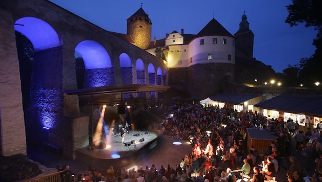 Burgarena in Schlaining als Kulisse für ein großartiges Programm: Mit „Schiller Balladen Rave“ ...