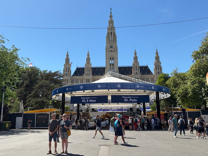 Vor dem Rathaus sind über 60 E-Autos und Plug-in-Hybride zu sehen.
