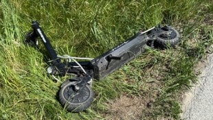 Schwerer Sturz mit einem E-Scooter auf einem Feldweg (Symbolbild) endete tödlich.