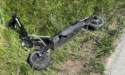 Schwerer Sturz mit einem E-Scooter auf einem Feldweg (Symbolbild) endete tödlich.