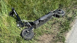 Schwerer Sturz mit einem E-Scooter auf einem Feldweg (Symbolbild) endete tödlich.