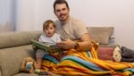 Vater Hans Farkas arbeitet in der Nacht und passt am Tag auf seine 15 Monate alte Tochter ...