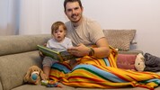 Vater Hans Farkas arbeitet in der Nacht und passt am Tag auf seine 15 Monate alte Tochter ...