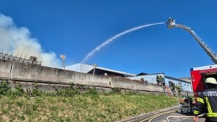 Die über 200 Einsatzkräfte der Feuerwehr konnten den Brand rasch unter Kontrolle bringen.