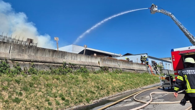 Die über 200 Einsatzkräfte der Feuerwehr konnten den Brand rasch unter Kontrolle bringen.