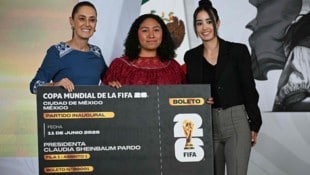 Mexikos Präsidentin Claudia Sheinbaum, Ticket-Gewinnerin Yolette Cervantes und die ...