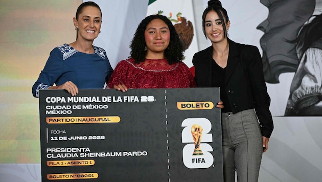 Mexikos Präsidentin Claudia Sheinbaum, Ticket-Gewinnerin Yolette Cervantes und die ...