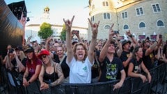 12.500 Rockfans stürmten den Residenzplatz und verwandelten ihn in ein Tollhaus.