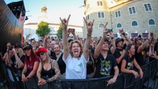 12.500 Rockfans stürmten den Residenzplatz und verwandelten ihn in ein Tollhaus.