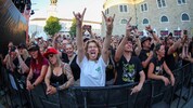 12.500 Rockfans stürmten den Residenzplatz und verwandelten ihn in ein Tollhaus.