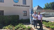 Bgm. Thomas Krainz (rechts) gratuliert dem neuen/alten Postpartner Vinzenz Pruntsch.